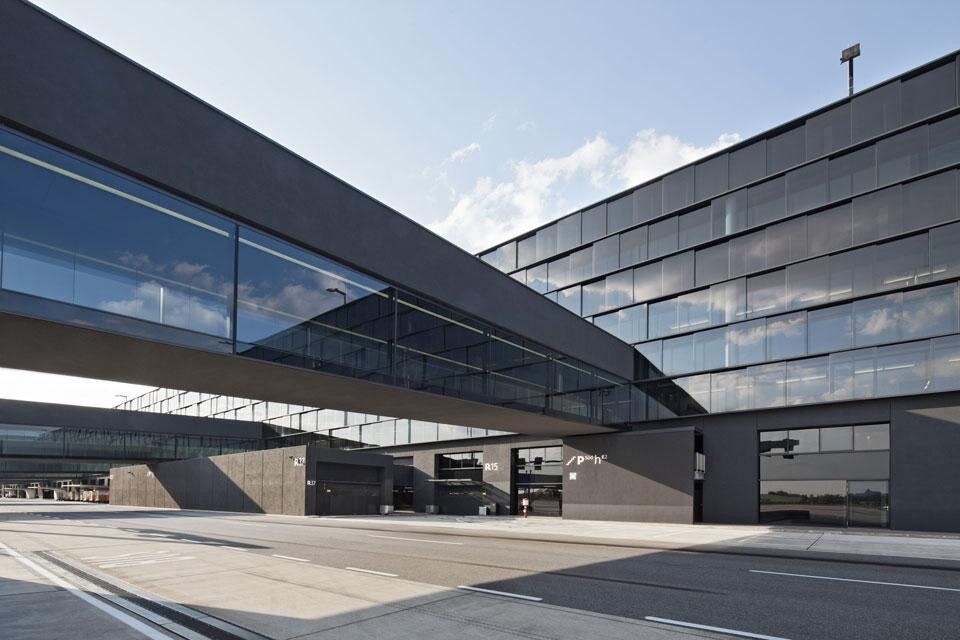 Baumschlager Eberle, estensione dell' aeroporto internazionale di Vienna, 2012. Vista esterna del ponte dei passeggeri