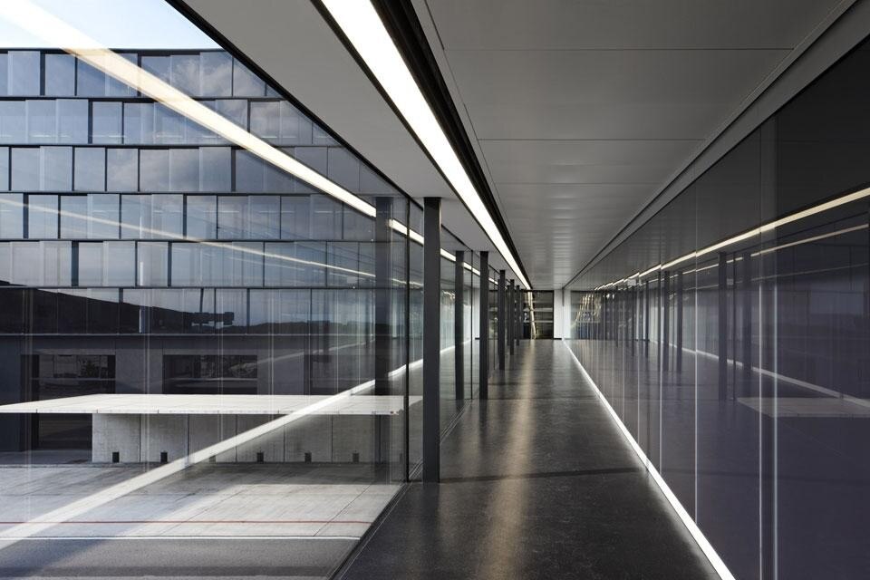 Baumschlager Eberle, estensione dell' aeroporto internazionale di Vienna, 2012. Vista interna del percorso dei passeggeri