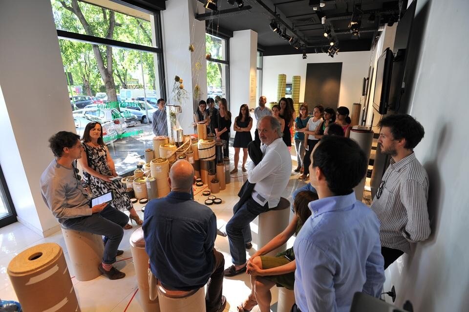 Dibattito ed esposizione dei lavori allo Spazio FMG per l'Architettura di Milano con Marco Poletto (seduto a sinistra), Lucy Bullivant (dietro di lui) e Aldo Cibic (seduto, sulla destra). Photo Mauro Consilvio – SpazioFMG 