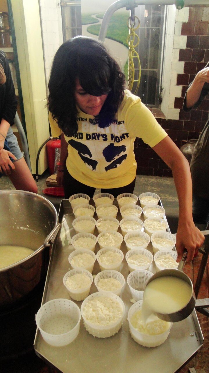 Workshop per la produzione del formaggio Primo Sale. Photo Marco Poletto – ecoLogicStudio