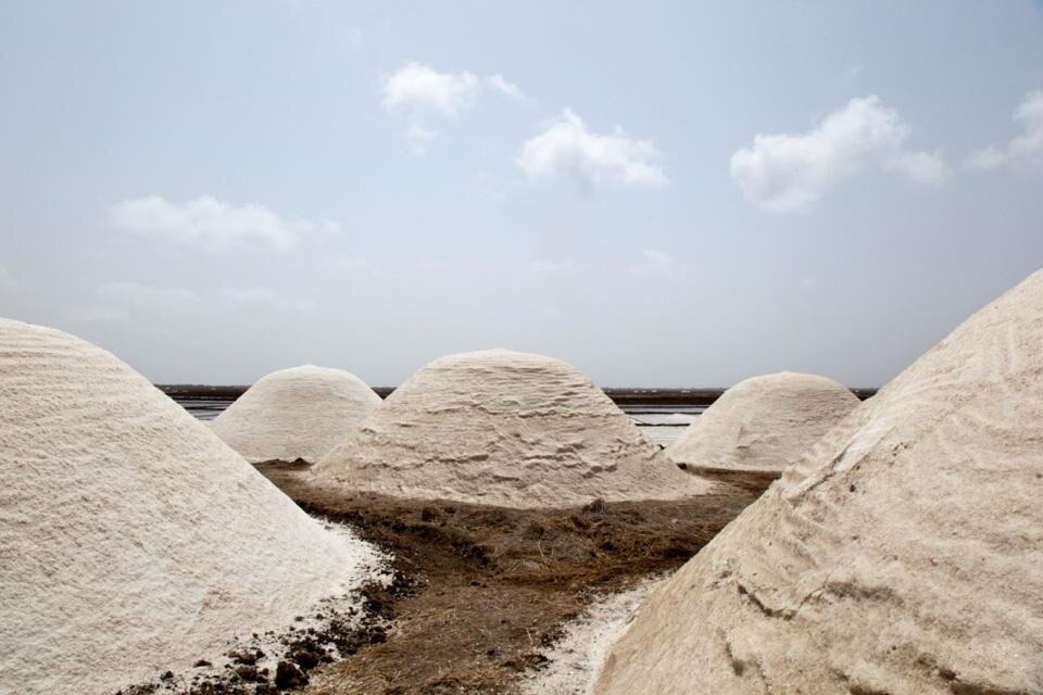 In apertura: Saree Building, fotografie documentaristiche fatte da Studio Mumbai ed esposte per la prima volta in mostra a Roma per illustrare l'ispirazione e il loro metodo di lavoro, unico nel suo genere. Photo Mitul Desai. Qui sopra: Salt Mounds. Photo Mitul Desai