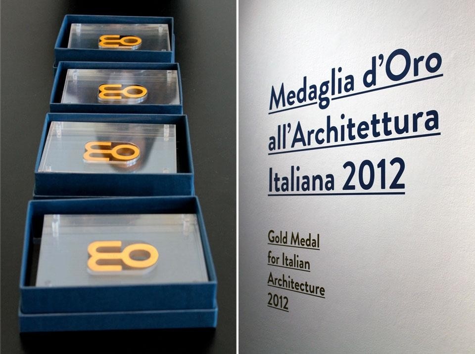 In apertura: da sinistra Andrea Negri (Presidente MADE expo), Stefano Boeri, Vittorio Gregotti premiato con la medaglia d'oro alla carriera, Ennio Brion, Claudio De Albertis (presidente della triennale di Milano). Qui sopra a sinistra, le quattro medaglie d'oro