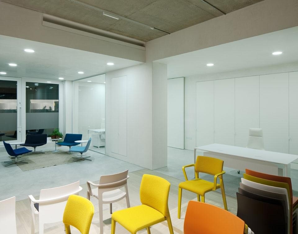 Nuovo showroom Arper disegnato da 6A Architects a Londra. Photo © Andy Stagg