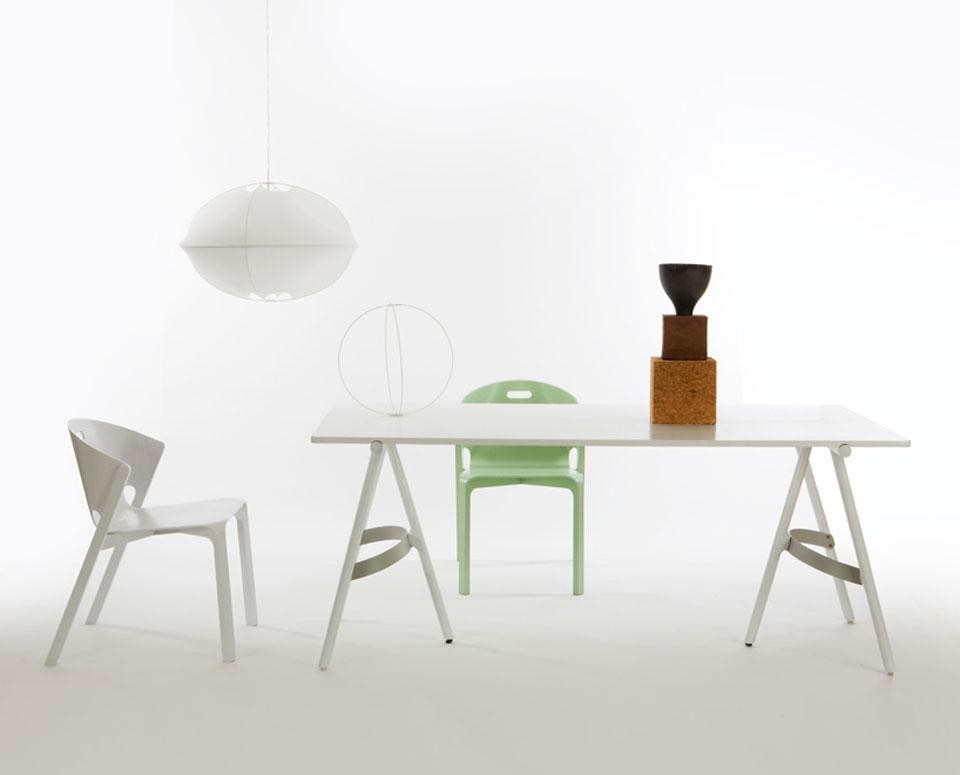 In apertura: Sedie Pelt; sopra: sedia Pelt e tavolo Bow di Benjamin Hubert per De La Espada