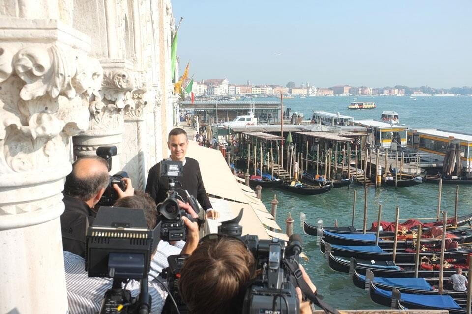 In apertura: Massimiliano Gioni, curatore della "55. Esposizione Internazionale d'Arte" di Venezia e Paolo Baratta, Presidente della Biennale di Venezia, durante la presentazione del programma della prossima Biennale d'Arte. Qui sopra: Massimiliano Gioni