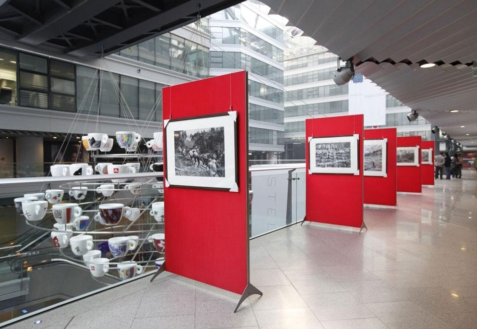 In apertura: lampadario realizzato con le tazzine illy. Sopra: mostra di Salgado alla Galleria illy di Beijing