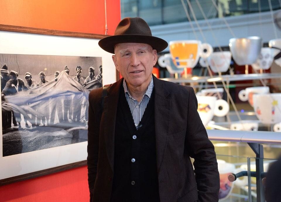 Sebastião Salgado davanti a una delle foto scattate nelle piantagioni di caffè in Cina, esposte in anteprima mondiale in Galleria illy