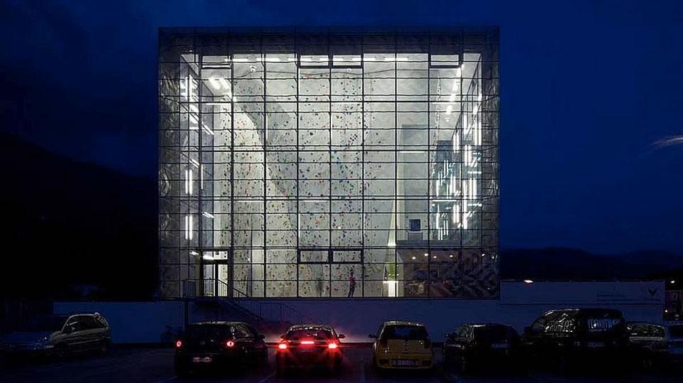 In apertura: Wolfgang Meraner e Martin Mutschlechner, Vertikale, palestra con parete per l'arrampicata, Bressanone, Italia 2012. Foto Alessio Guarino. Qui sopra: foto Richard Wett