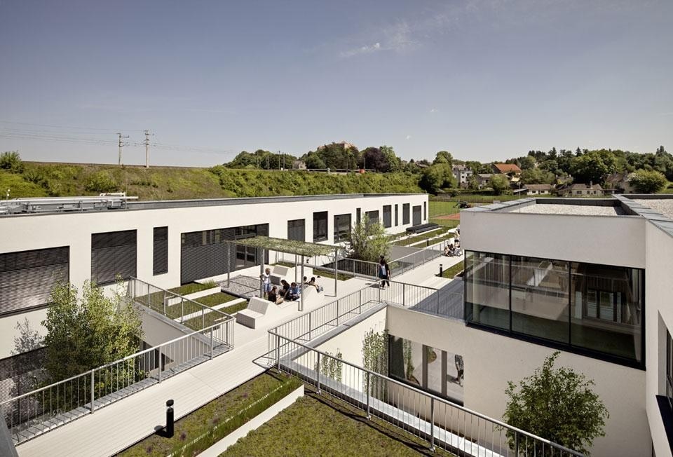 In apertura e sopra: vista dei cortili esterni. Photo © Kurt Kuball