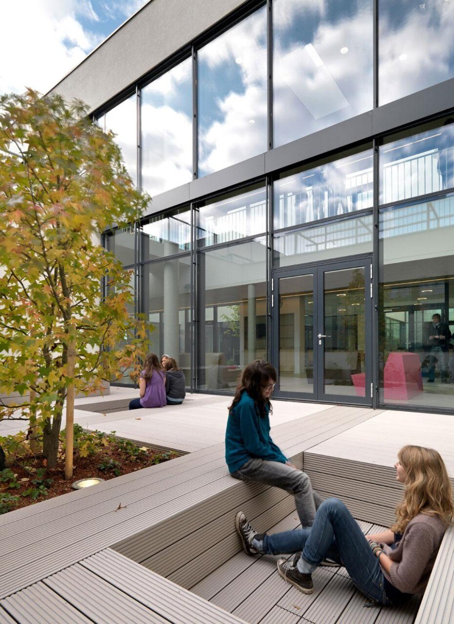 Spazi esterni per i momenti ricreativi. Photo © Kurt Kuball