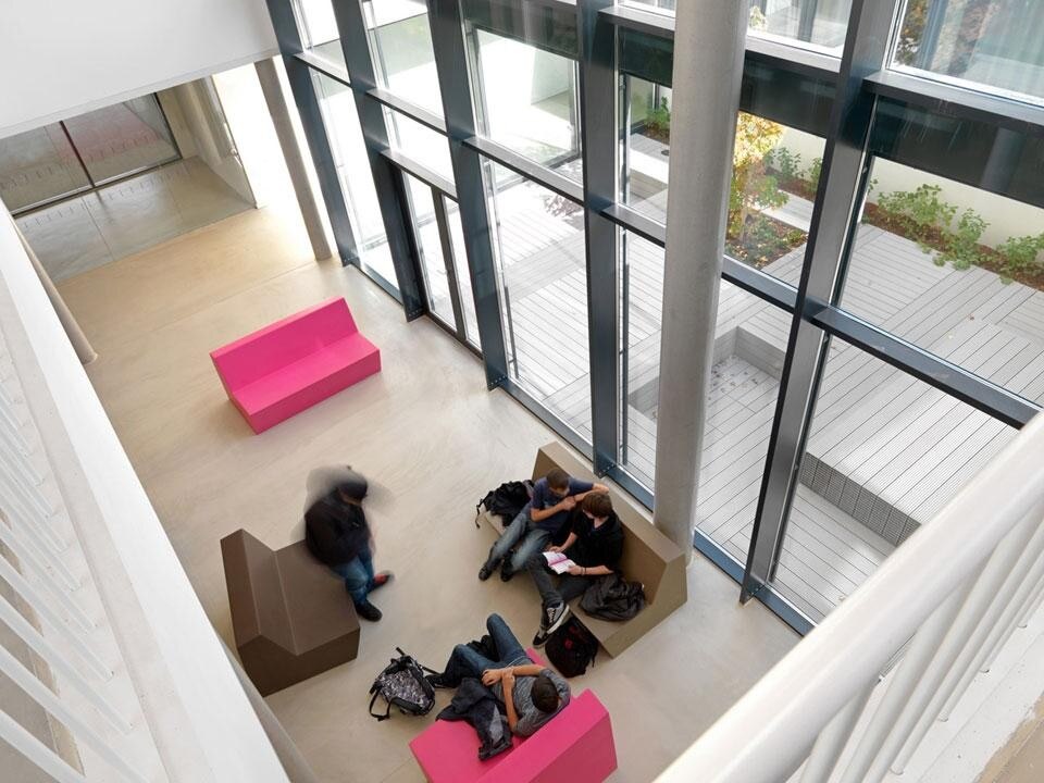 Spazi comuni all'interno della scuola che si affacciano sul terrazzo. Photo © Kurt Kuball