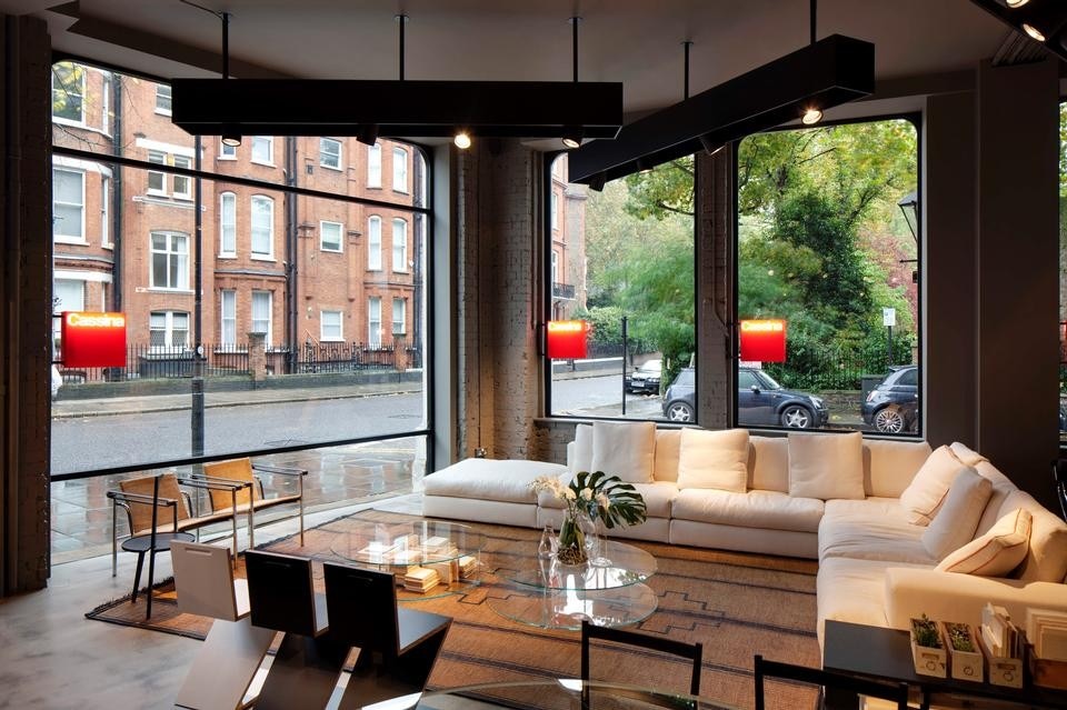 Piero Lissoni, primo showroom di Cassina nel Regno Unito, Londra 2012.  I mattoni originali sono a
vista, dipinti sempre di grigio