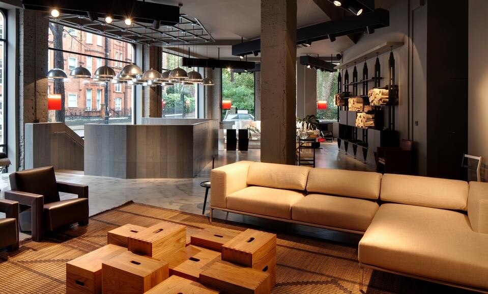 Piero Lissoni, primo showroom di Cassina nel Regno Unito, Londra 2012. Dal soffitto scendono le
lampade di Franco Albini, sospese sopra un'imponente
scala di legno di quercia color grigio