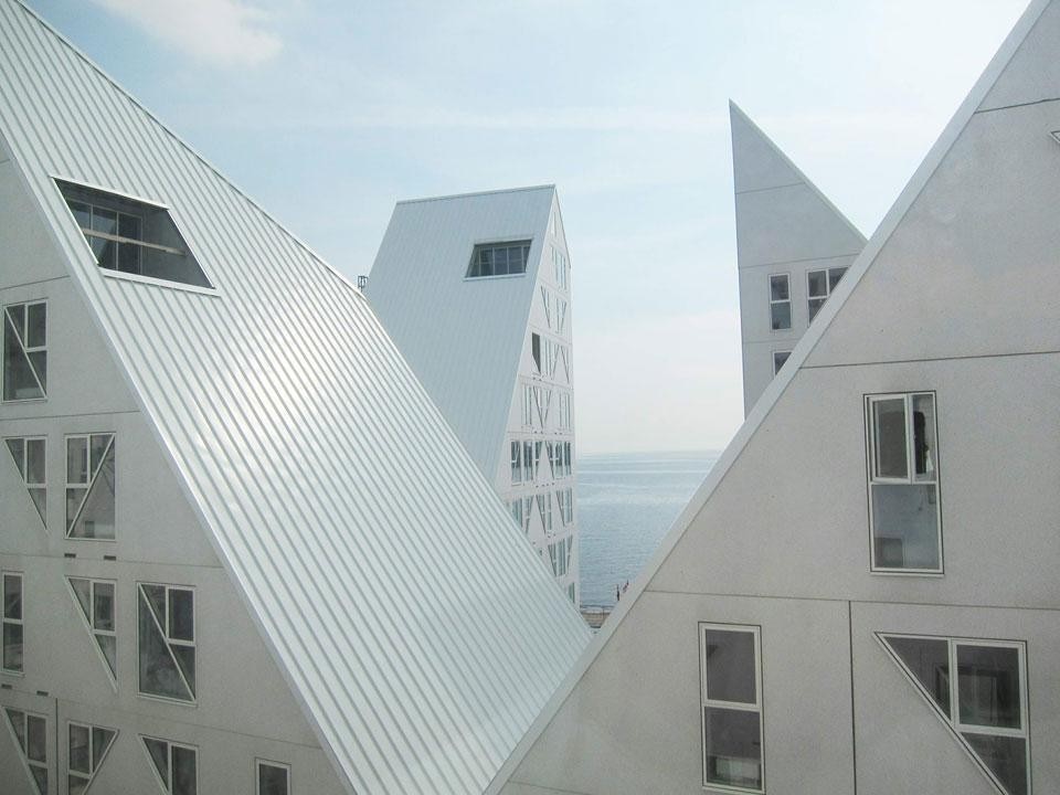 JDS/Julien De Smedt Architects, CEBRA, Louis Paillard, SeARCH, Iceberg, complesso residenziale incluso nel piano di sviluppo dell'area portuale di Aarhus, Danimarca 2012