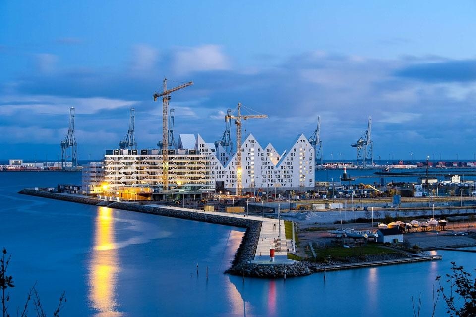 JDS/Julien De Smedt Architects, CEBRA, Louis Paillard, SeARCH, Iceberg, complesso residenziale incluso nel piano di sviluppo dell'area portuale di Aarhus, Danimarca 2012