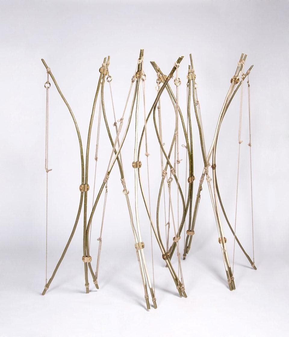 Taylor Gilbert, <em>Time Tension Wood</em>, sistema costruttivo fatto di corde, staffe di ottone, assi di legno appena tagliato
