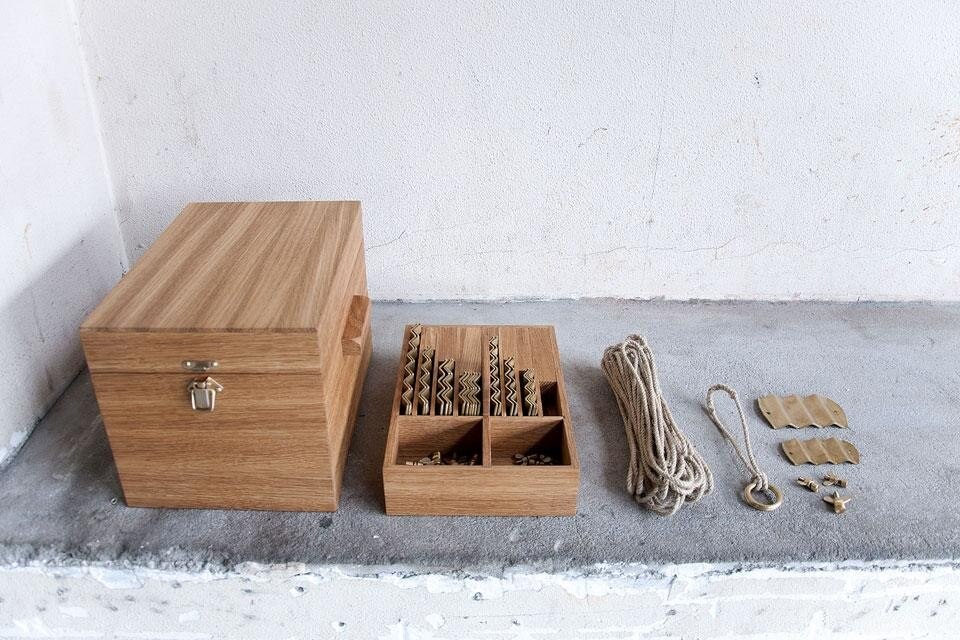 Taylor Gilbert, <em>Time Tension Wood</em>, sistema costruttivo fatto di corde, staffe di ottone, assi di legno appena tagliato