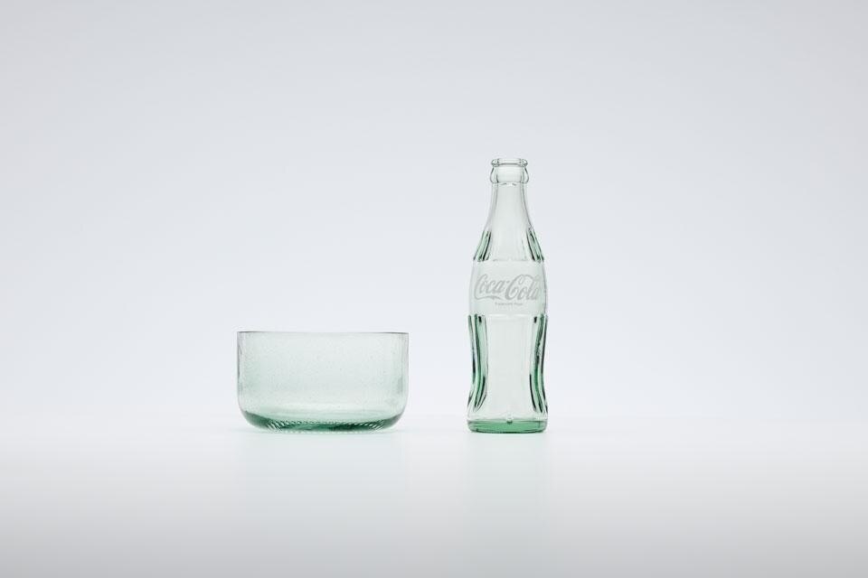La nuova collezione per la tavola Bottleware realizzata da Nendo usando vecchie bottiglie Coca-Cola è stata presentata a Designtide Tokyo 2012. Photo © Coca-Cola