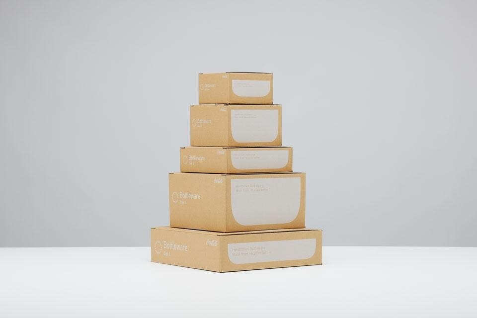 La nuova collezione per la tavola Bottleware realizzata da Nendo usando vecchie bottiglie Coca-Cola è stata presentata a Designtide Tokyo 2012. Photo © Coca-Cola