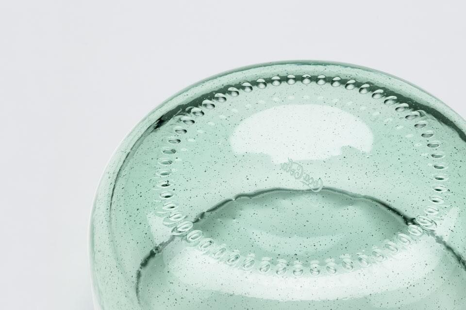 La nuova collezione per la tavola Bottleware realizzata da Nendo usando vecchie bottiglie Coca-Cola è stata presentata a Designtide Tokyo 2012. Photo © Coca-Cola