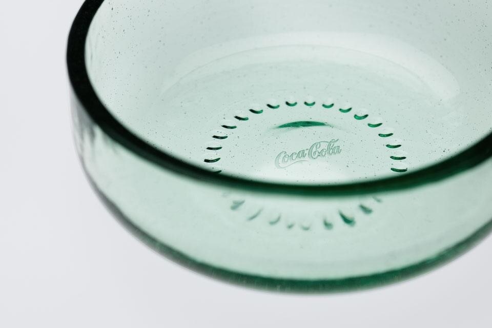 La nuova collezione per la tavola Bottleware realizzata da Nendo usando vecchie bottiglie Coca-Cola è stata presentata a Designtide Tokyo 2012. Photo © Coca-Cola