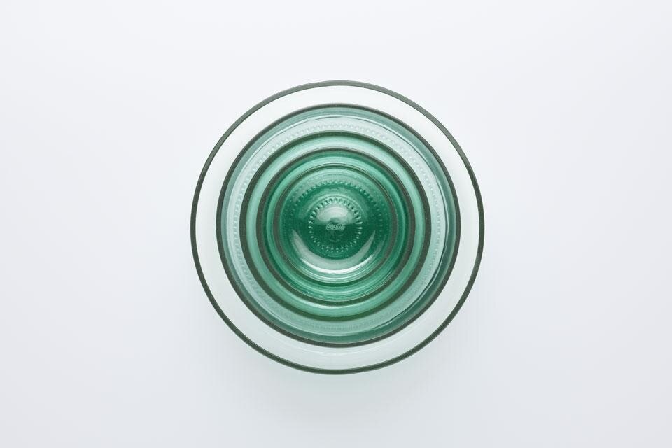La nuova collezione per la tavola Bottleware realizzata da Nendo usando vecchie bottiglie Coca-Cola è stata presentata a Designtide Tokyo 2012. Photo © Coca-Cola