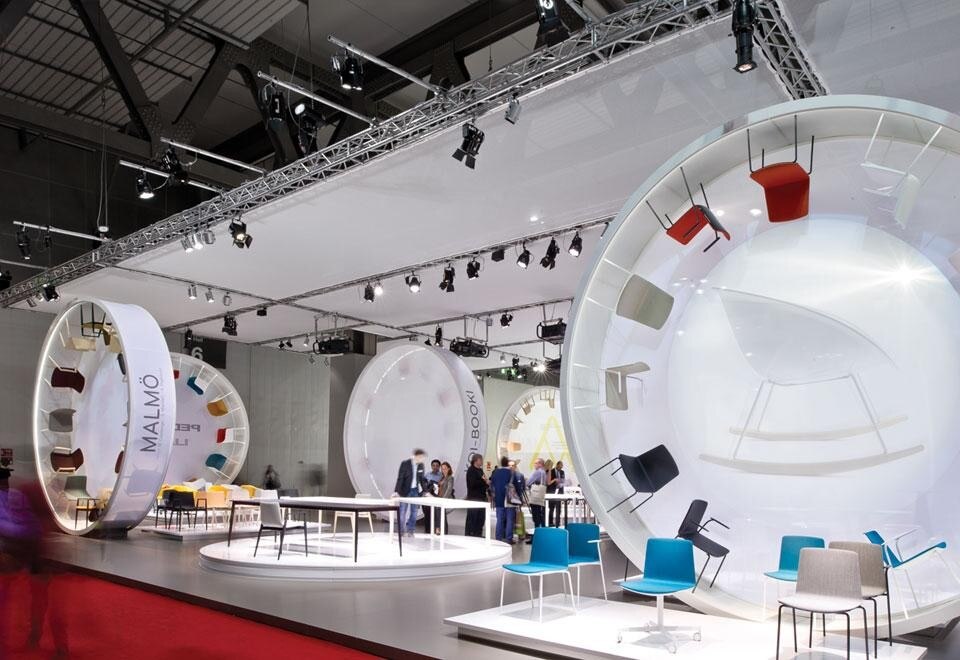 In apertura e qui sopra: A Wheel For Pedrali, il progetto espositivo realizzato da Migliore+Servetto Architects per Pedrali al Salone Internazionale del Mobile 2012