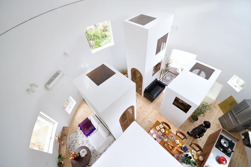 Studio Velocity, House in Chiharada, Giappone 2012. Ognuna delle quattro scale si collega direttamente a una camera da letto del primo piano
