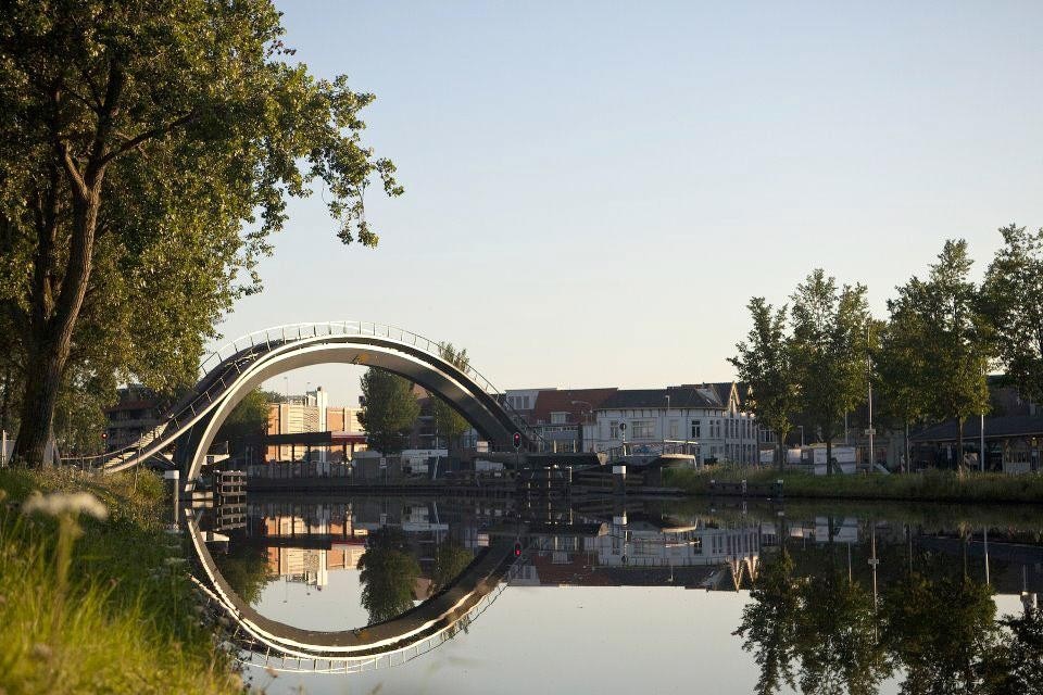 In apertura: NEXT Architects, Melkwegbrug, Purmerend, Olanda 2012, foto di Jeroen Musch. Qui sopra: foto di Piet Jonker