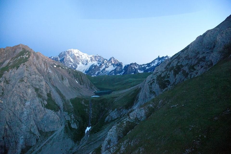 In apertura, Vassoio Liconi, fotografia Francesco Mattuzzi; qui sopra: il lago di Liconi in primavera. Fotografia Armin Linke