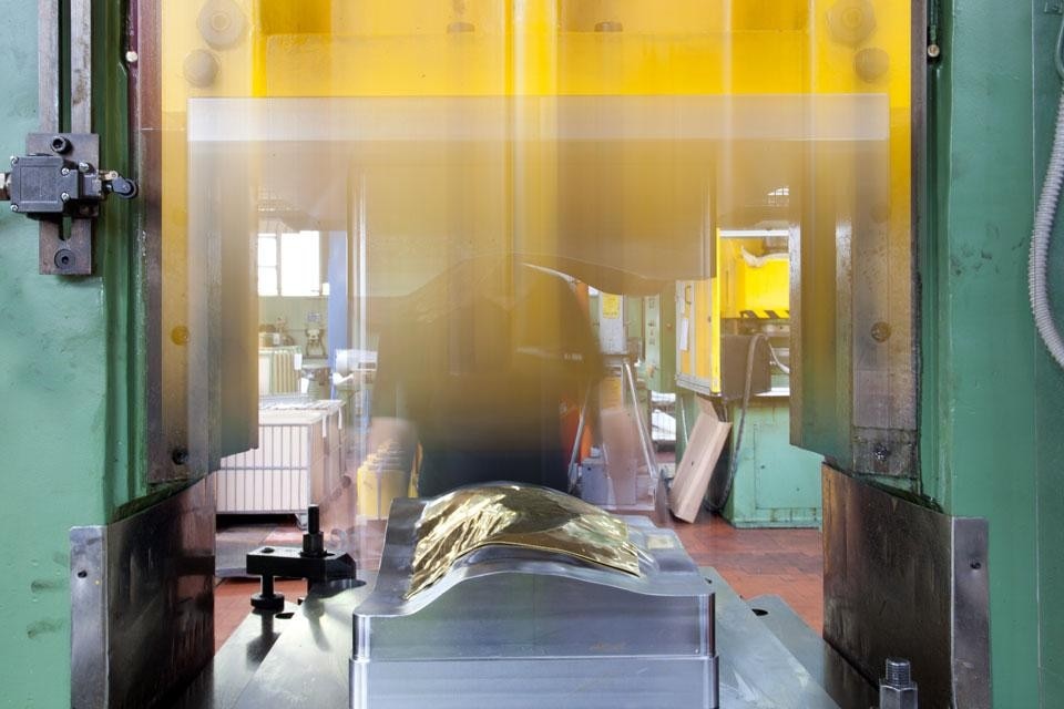 Lavorazione dei vassoi nello stabilimento Alessi. Fotografia Armin Linke