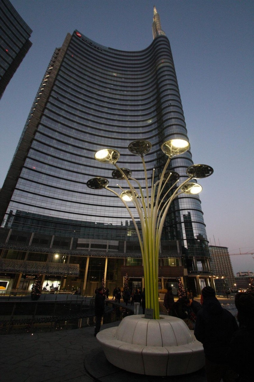 Solar Tree, progetto di Ross Lovegrove per Artemide, nella nuova piazza milanese intitolata a Gae Aulenti