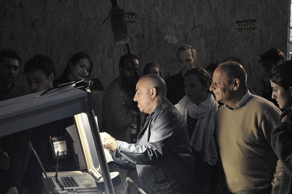 Antonio Ottomanelli, <i>Firefly City</i>, vista del'installazione nella via Istiklal durante la prima Biennale del Design di Istanbul