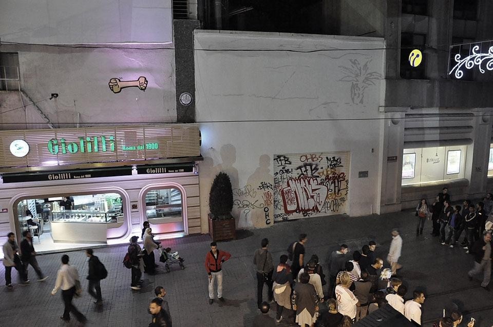 Antonio Ottomanelli, <i>Firefly City</i>, vista del'installazione nella via Istiklal durante la prima Biennale del Design di Istanbul