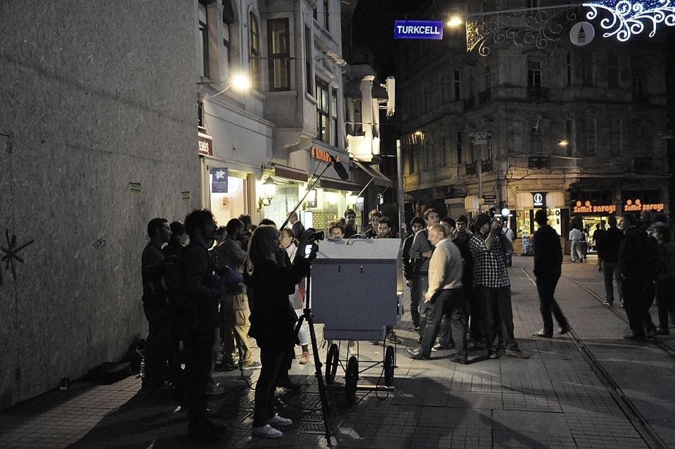 Antonio Ottomanelli, <i>Firefly City</i>, vista del'installazione nella via Istiklal durante la prima Biennale del Design di Istanbul