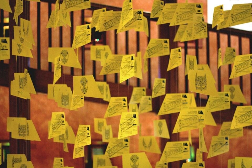 Installazione di un lampadario sospeso realizzato utilizzando 832 cartoline riciclate, NH Hotel Santo Stefano, presso le Porte Palatine