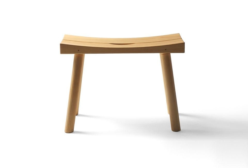 "Light | Wood", mostra organizzata da Design Forum Finland alla V Biennale di Design, Santiago, Chile. Sopra: Kari Virtanen, sgabello KVJ3 by Nikari