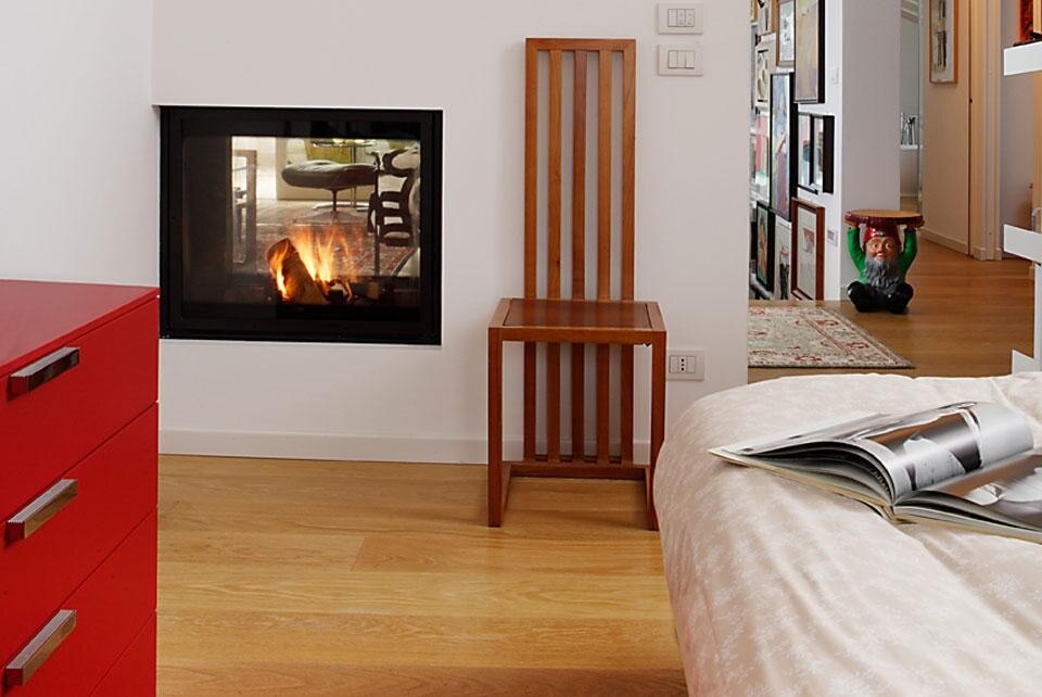 Corde Architetti Associati e MCZ, termocamino bifacciale inserito in una libreria