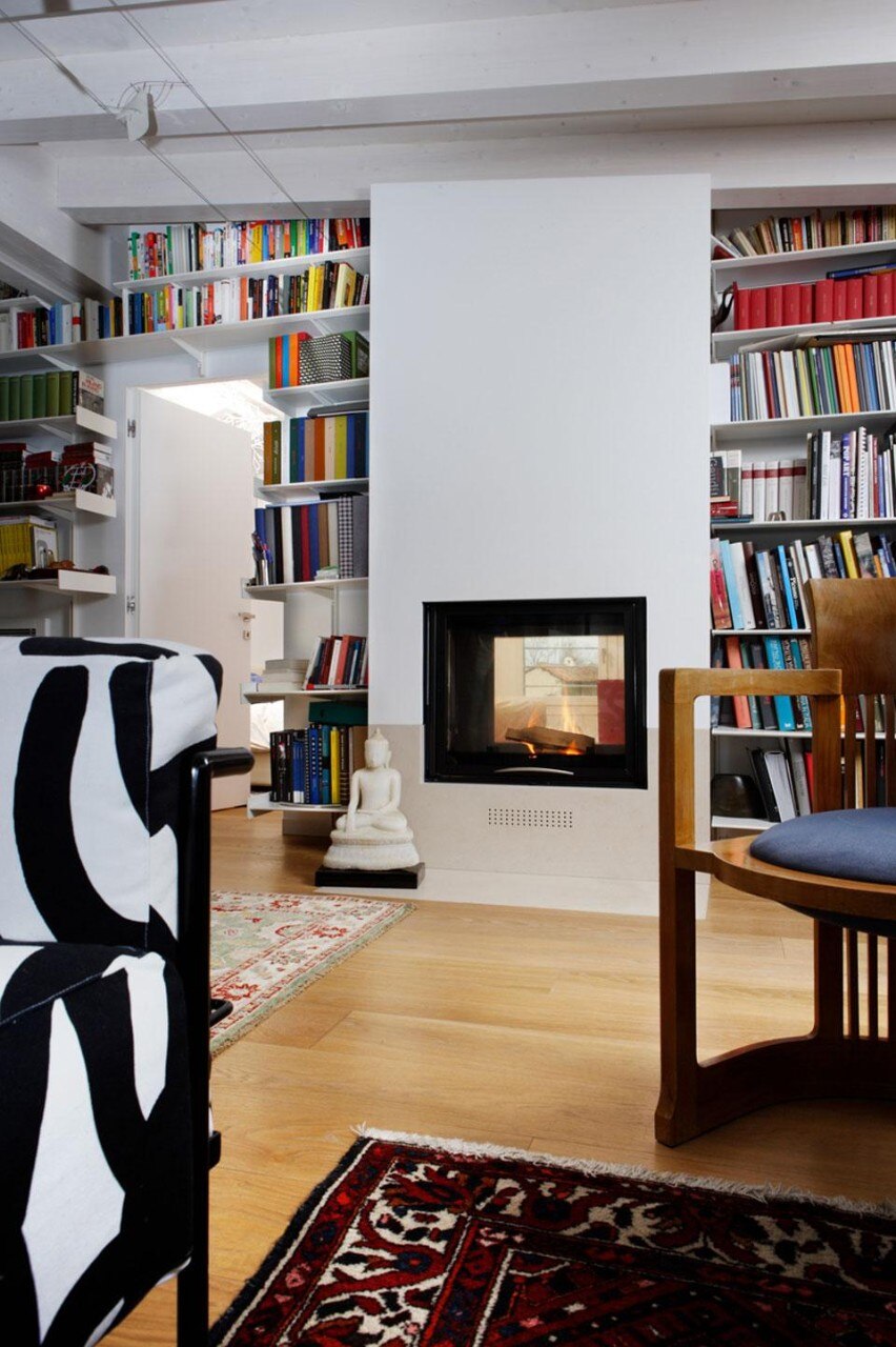 Corde Architetti Associati e MCZ, termocamino bifacciale inserito in una libreria