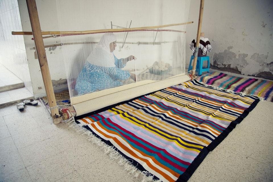 Artigiana al lavoro per la realizzazione di un kilim