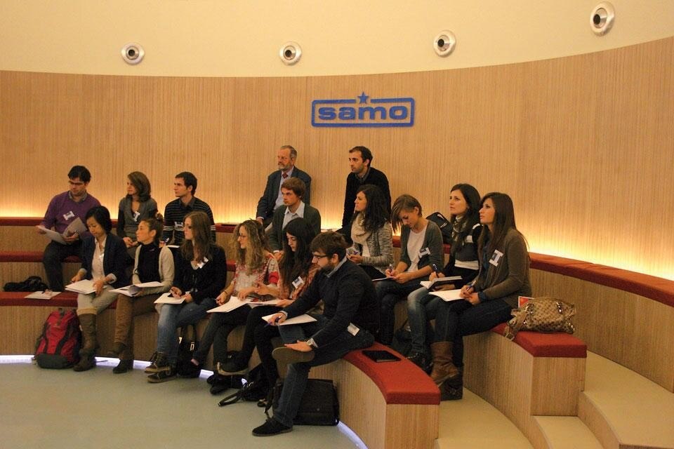 In apertura: Denis Venturato, amministratore delegato e presidente del Gruppo Samo. Qui sopra: un momento del Trento Marketing Challenge, organizzato presso la sede Samo in collaborazione con l'Università di Trento