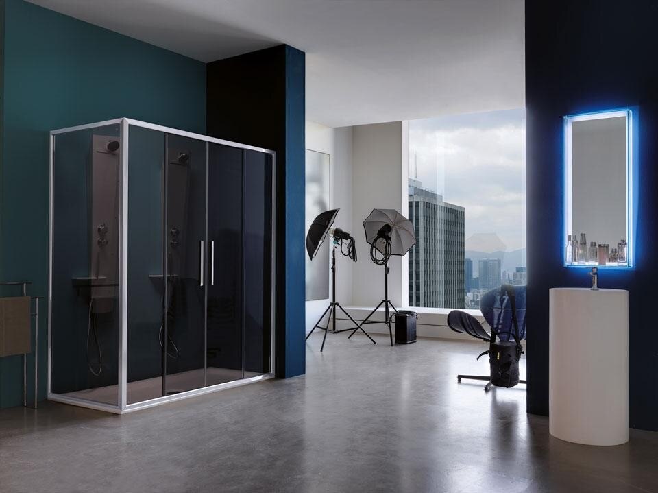 Pixel di Samo. Box doccia con porta scorrevole a quattro ante con aperture centrale ad ante scorrevoli. Profili in alluminio brillantato cromo lucido. Pannelli in vetro temperato trasparente grigio