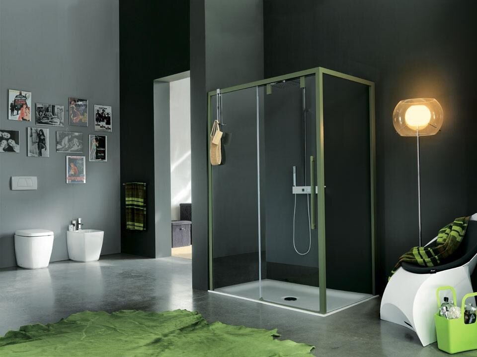 Acrux Atelier di Samo: cabina doccia in vetro temperato con profili colorati