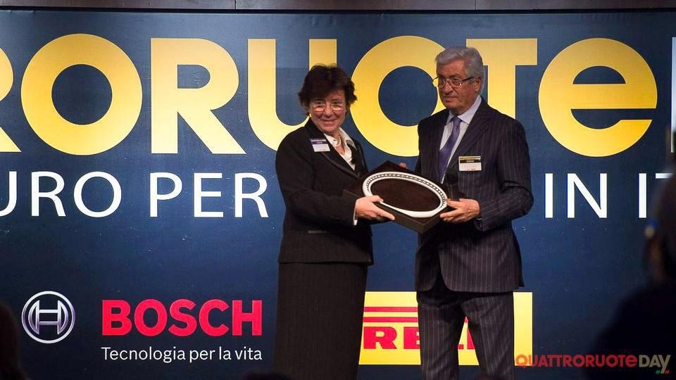 In apertura: produzione del premio Gianni Mazzocchi 2013. Sopra: Giovanna Mazzocchi, Presidente di Editoriale Domus consegna il Premio Gianni Mazzocchi a Giorgetto Giugiaro