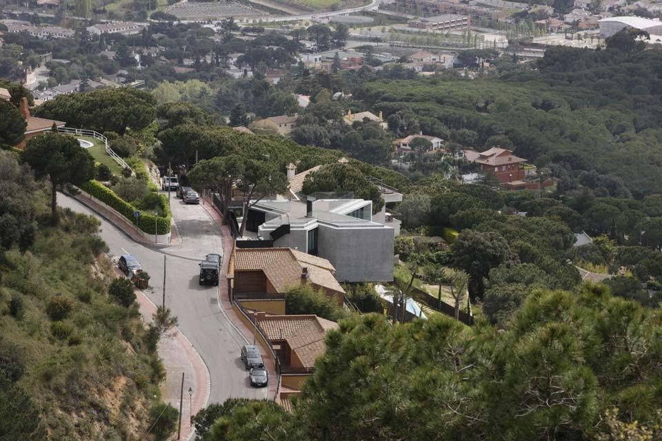 In apertura: Cadaval & Solà-Morales, X House, Cabrils, Barcellona, Spagna 2012. Foto Sandra Pereznieto. Qui sopra: foto Iwan Baan