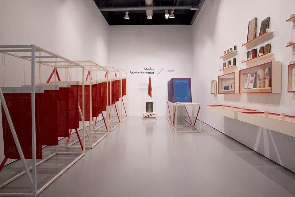 Studio Formafantasma: allestimento della mostra "Turkish Red & More" al Textile Museum di Tilburg