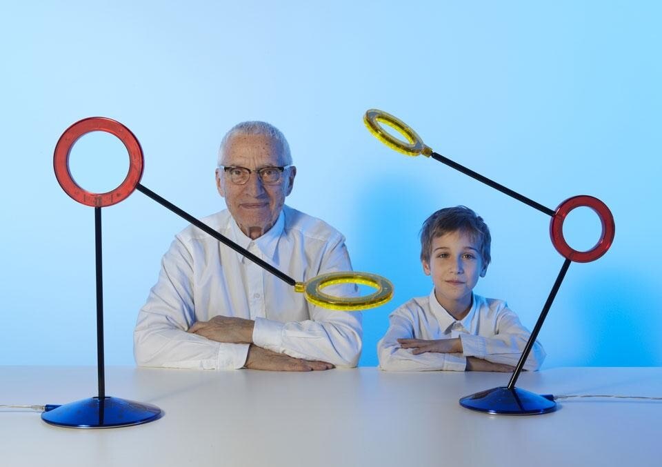 Atelier Mendini: lampada Amuleto per RAMUN. Nella foto: Alessandro Mendini con il nipotino