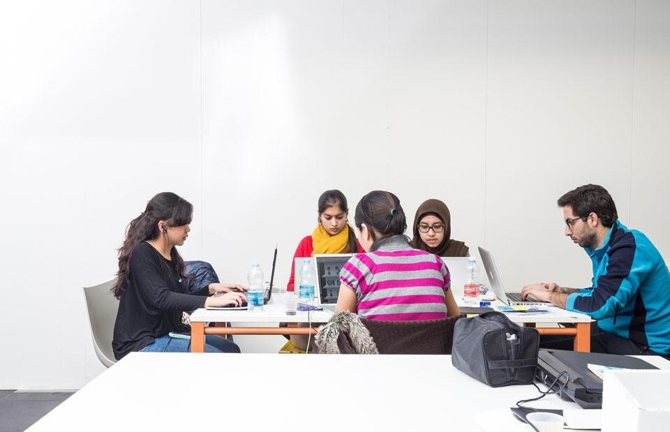 In apertura: Gianluigi Ricuperati, scrittore e curatore, è diventato dean di Domus Academy in febbraio; qui sopra: gli studenti di Domus Academy—che ha sede a Milano nel campus LIADE (Laureate Italian Art and Design Education) di via Darwin 20 dal 2011— sono per la stragrande maggioranza stranieri, con un’età media di 26 anni