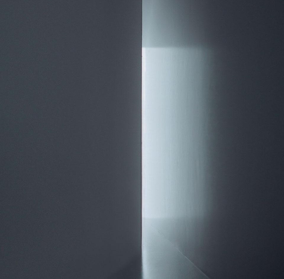 In apertura: Mario Nanni, <i>Apollo lucente</i>, 2012. Sopra: Mario Nanni, <i>Incontro tra luci, verticale</i>,  2012