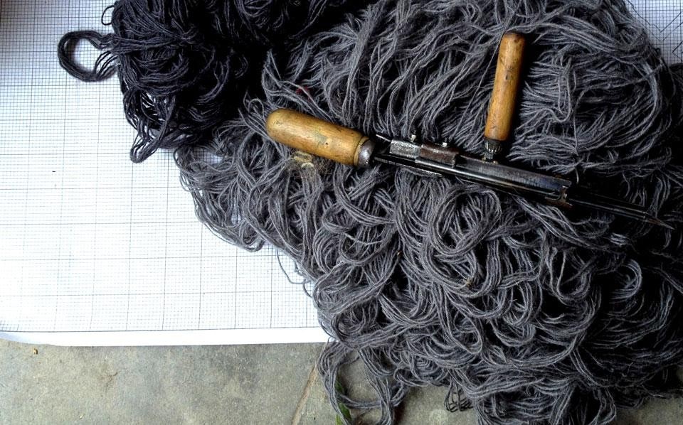 Sara Ferrari, tecnica della taftatura per il tappeto Veda per Carpet Edition, 2013